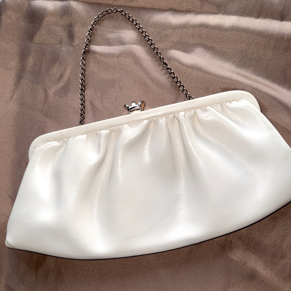 Vintage White Leather Clutch Metal Chain & Frame Red Leather Interior Retro Chic - Picture 8 of 13